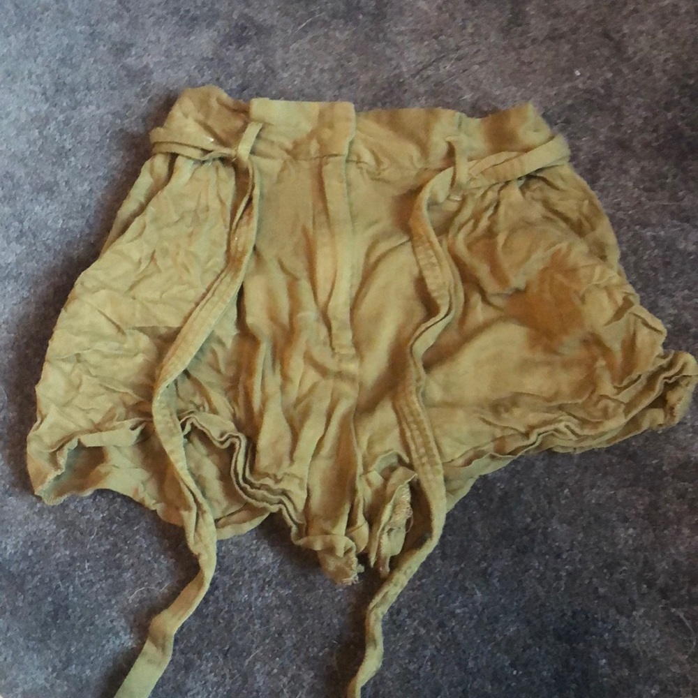 Cute tie olive green shorts